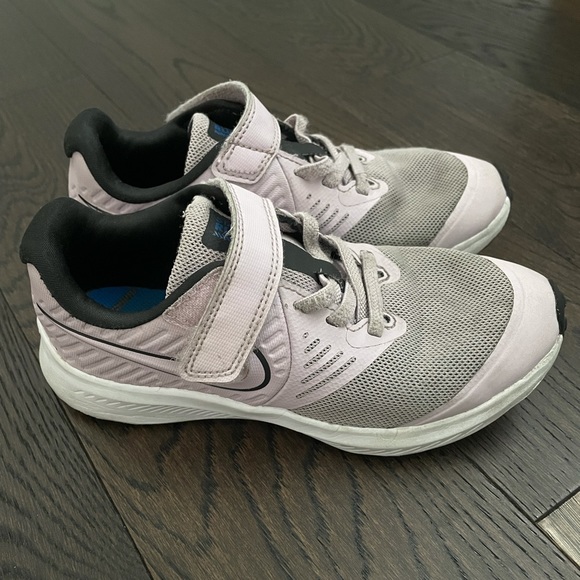 Girls Nike Lilac Shoes Size 13C - Picture 2 of 4
